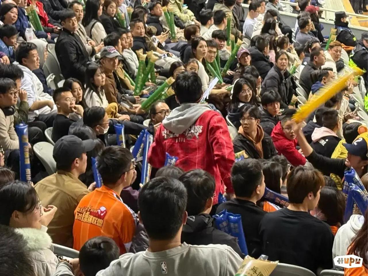 热心球迷支持！篮球联赛看台热情高昂到展现的简单介绍